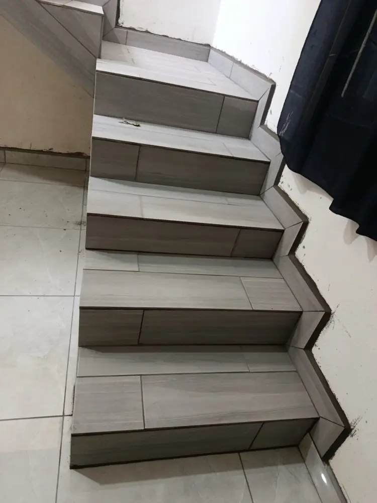 Detalle del encuentro de las gradas de cer&aacute;mica con el piso del ambiente