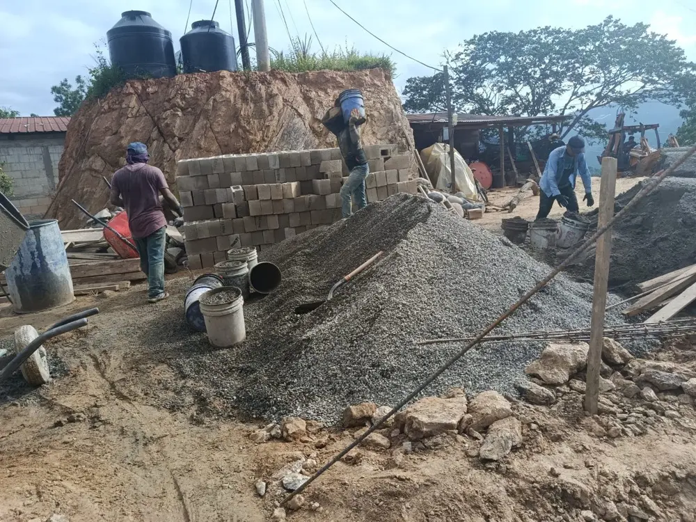 Cuadrilla de Bolvito Construcci&oacute;n organizando block y material en la obra