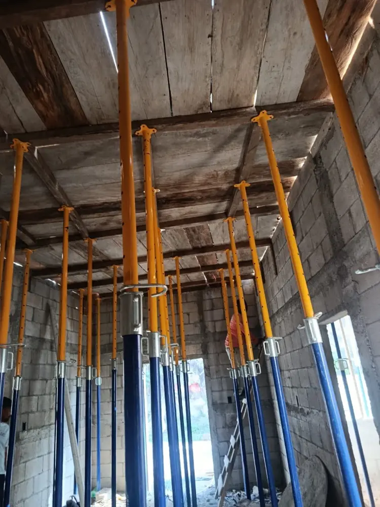 Interior de la vivienda con puntales y formaleta de madera lista en todos los ambientes