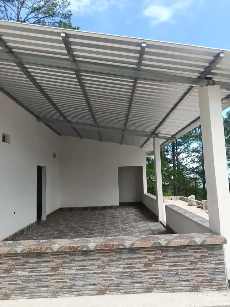 Techo de l&aacute;mina con estructura met&aacute;lica sobre un corredor terminado