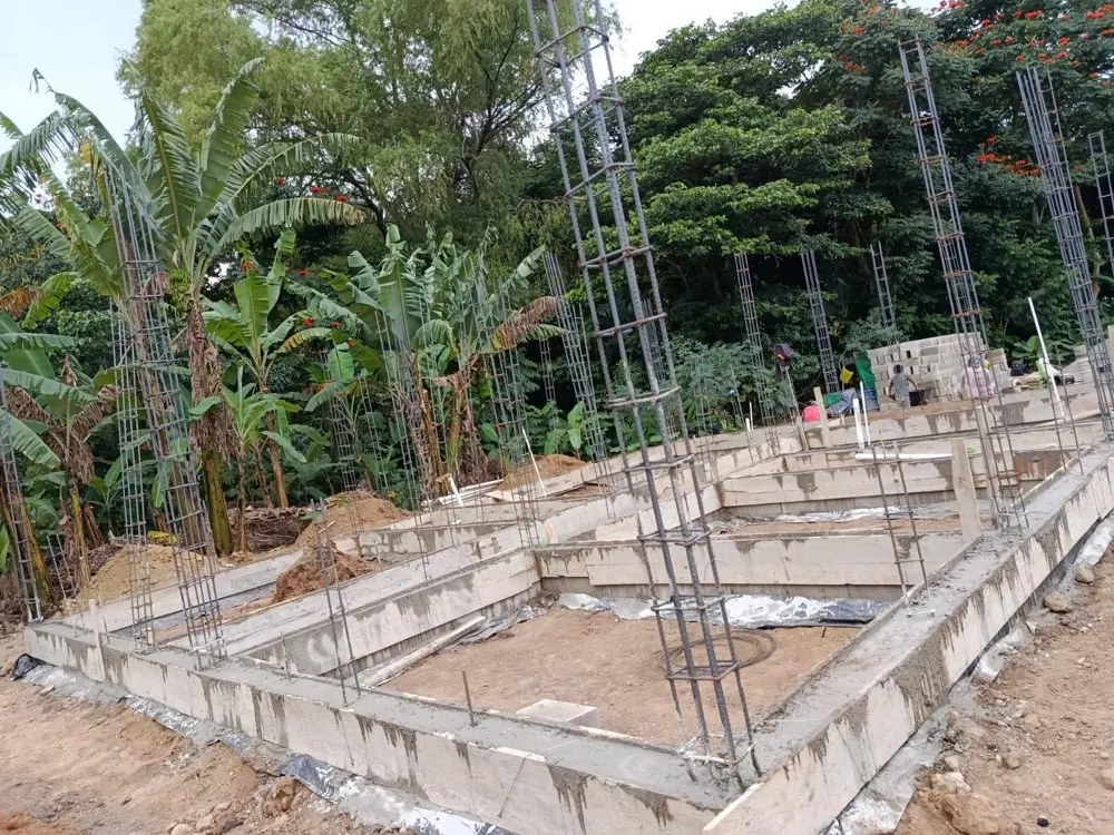 Cimiento corrido fundido con columnas armadas levantadas en toda la huella de la vivienda