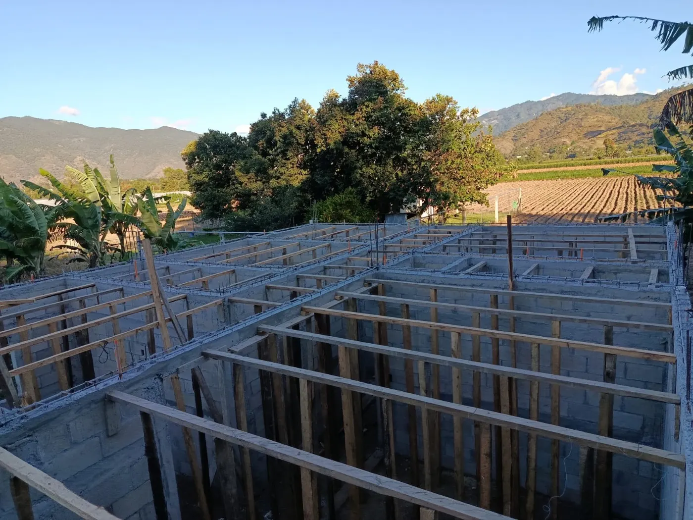 Vivienda en Aldea El Cacao con el encofrado de la losa terminado