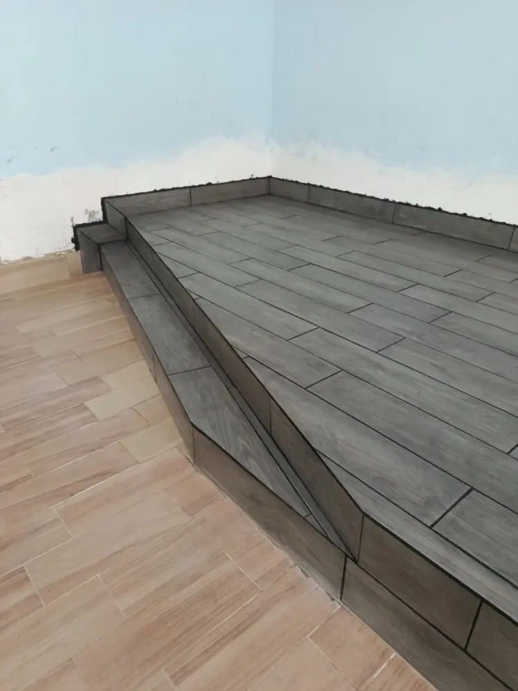 Detalle de la esquina de la plataforma con cortes de cer&aacute;mica a inglete y junta pareja