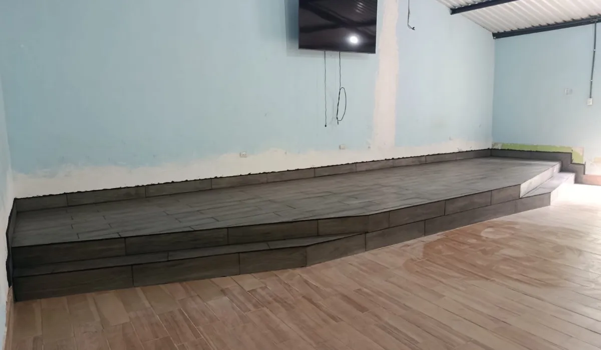 Plataforma de cer&aacute;mica terminada a lo largo del sal&oacute;n de la iglesia